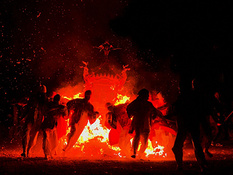 古平町のお祭り「天狗の火渡り」の様子