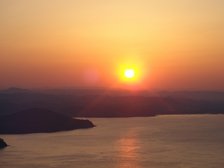 佐呂間町にある夕暮れ時のサロマ湖と夕日