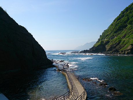北海道泊村にある弁天島の風景
